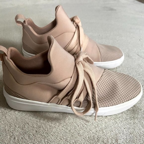 Steve Madden Shoes - SALE 🌻 Steve Madden Pink Sneakers
